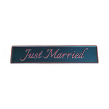 Αλουμινένια Πινακίδα Αυτοκινήτου "Just Married" Μαύρο Φόντο & Κόκκινα Γράμματα
