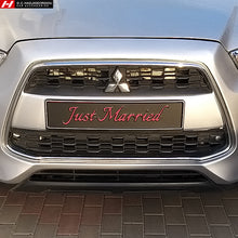 Αλουμινένια Πινακίδα Αυτοκινήτου "Just Married" Μαύρο Φόντο & Κόκκινα Γράμματα