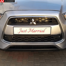 Αλουμινένια Πινακίδα Αυτοκινήτου "Just Married" Άσπρο Φόντο & Κόκκινα Γράμματα