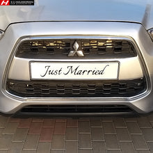 Αλουμινένια Πινακίδα Αυτοκινήτου "Just Married" Άσπρο Φόντο & Μαύρα Γράμματα